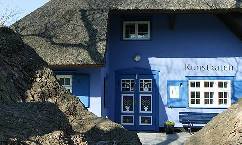 blaues, rohrgedecktes Haus: Kunstkaten Ahrenshoop