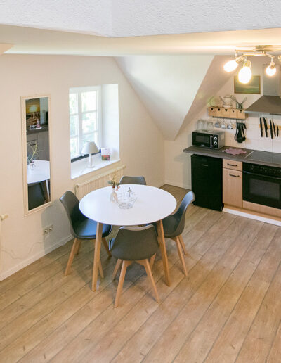 Blick von oben: Küche mit modernem Komfort und Essbereich