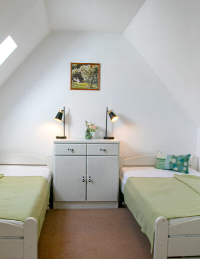 kleines Schlafzimmer, oben in der Ferienwohnung, mit Dachschrägen