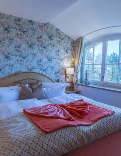 Juniorsuite Deluxe, Doppelbett mit großem Rundbogenfenster