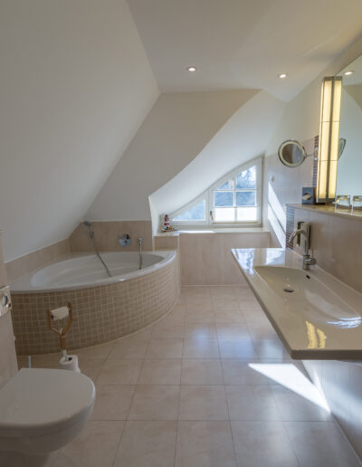 Juniorsuite Deluxe, geräumiges Bad mit Wanne unter Dachschräge
