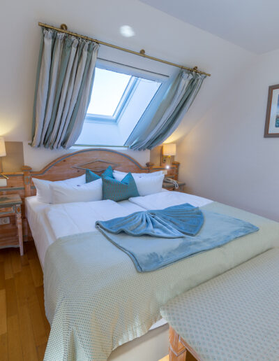 Juniorsuite Deluxe, Doppelbett unter Fenster in Dachschräge