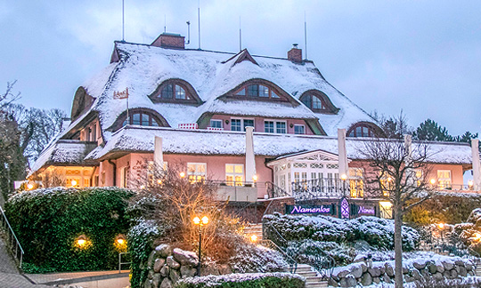 Romantik Hotel Namenlos Reetgedecktes Haus mit Rundbogenfenstern und Seeterrasse im Winter, Romantik Hotel Namenlos