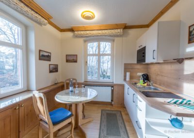 Küche mit Einbauküche und Esstisch, Gästezimmer in der Alten Malschule