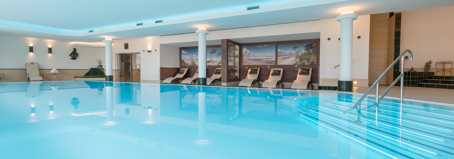 Schwimmbad mit Ruheliegen